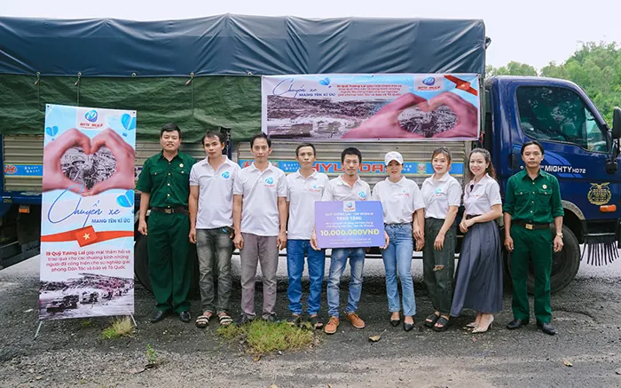 Hình ảnh tượng trưng cho đội ngũ hỗ trợ khách hàng chuyên nghiệp và thân thiện của 8Kbet 1111, sẵn sàng phục vụ 24/7, thể hiện cam kết dịch vụ tận tâm.